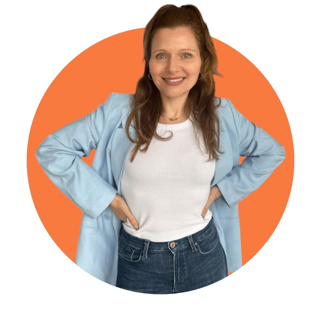 Copywriterin und Firmeninhaberin Eva Beksa vor einem orangefarbenen Hintergrund