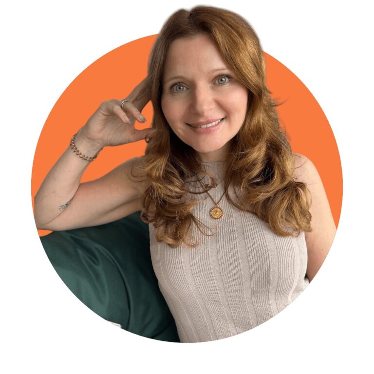Copywriterin und Firmeninhaberin Eva Beksa vor einem orangefarbenen Hintergrund